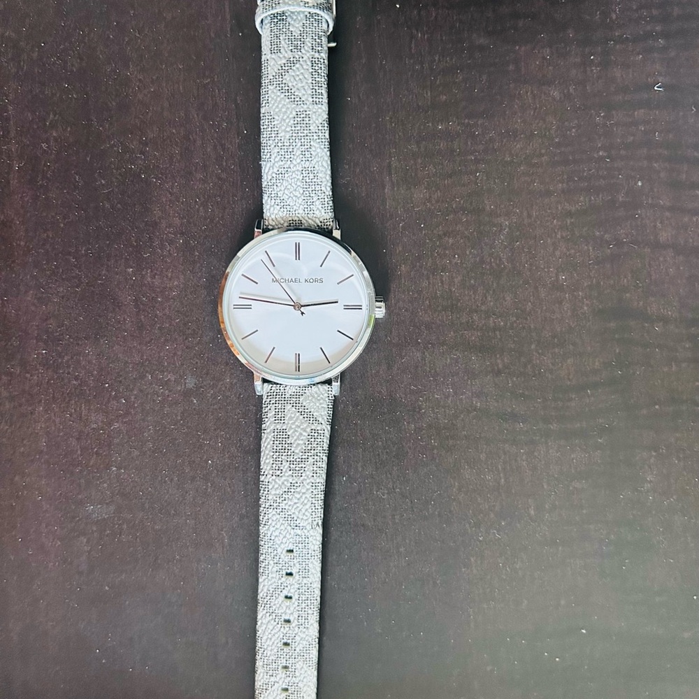 Michael Kors Glittering Silver Watch